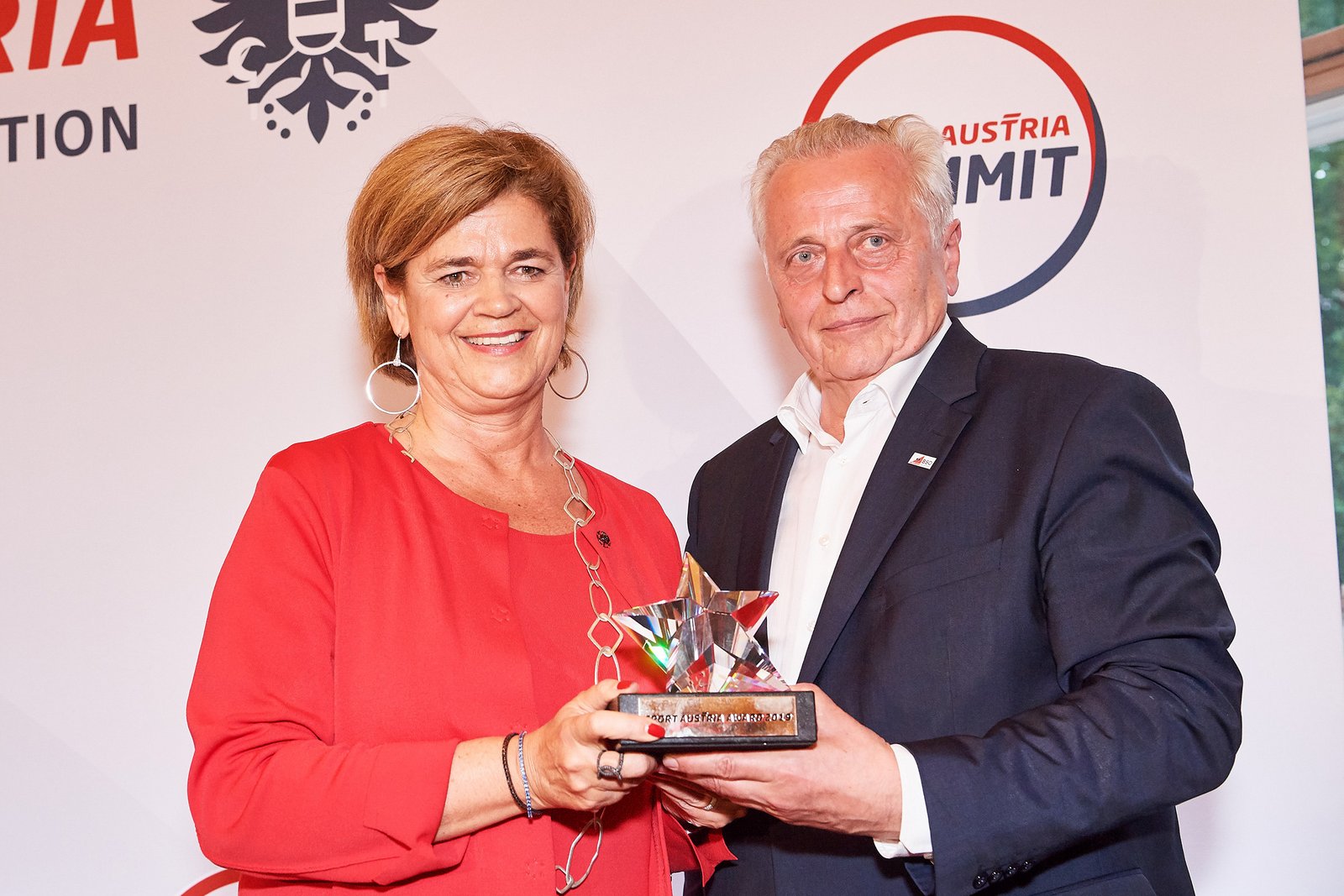 BSO-Präsident Rudolf Hundstorfer verlieh den Sport Austria Award an die Österreichischen Lotterien, vertreten durch die Vorstandsvorsitzende, Mag. Bettina Glatz-Kremsner. Foto: BSO/Leo Hagen